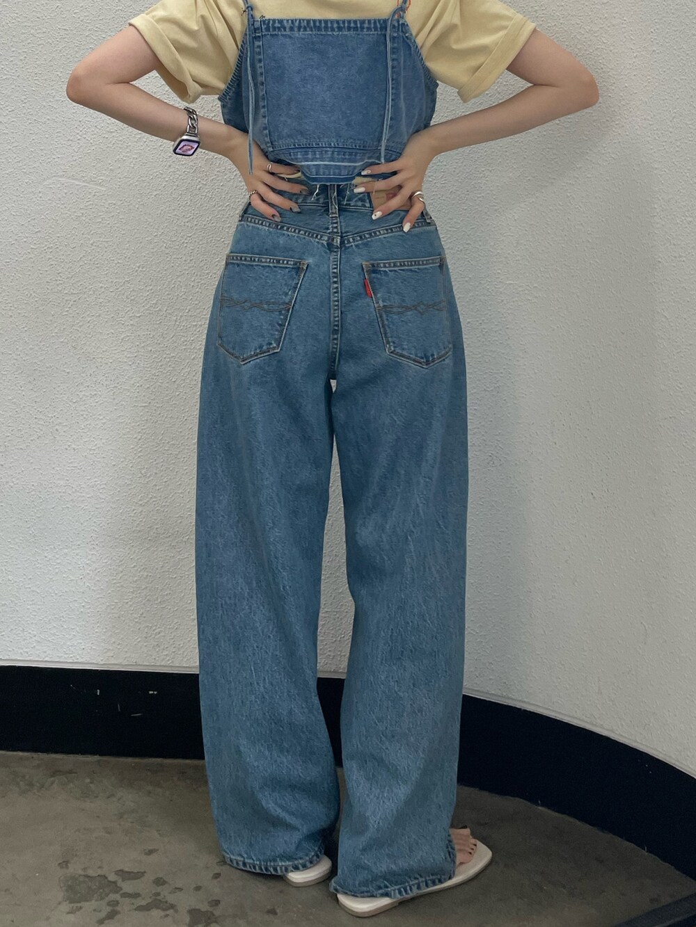 ホワイト系のサンダル、ブルー系のキャミソール、イエロー系のTシャツ/カットソーを着用したレディースの春コーディネートの9枚目の写真