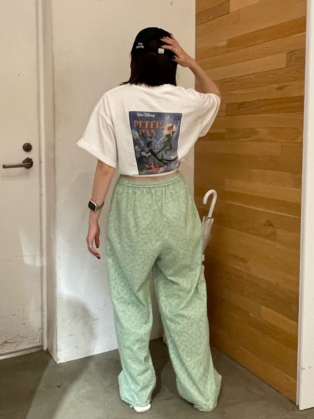 ホワイト系のTシャツ/カットソー、ホワイト系のサンダル、グリーン系のその他パンツを着用したレディースの夏コーディネートの5枚目の写真