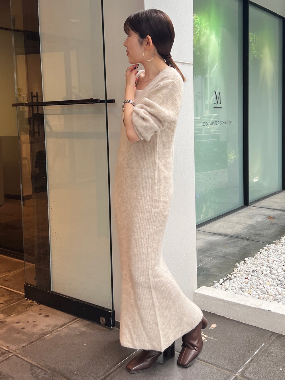 ブラウン系のブーツ、ベージュ系のワンピースを着用したレディースの秋コーディネートの3枚目の写真