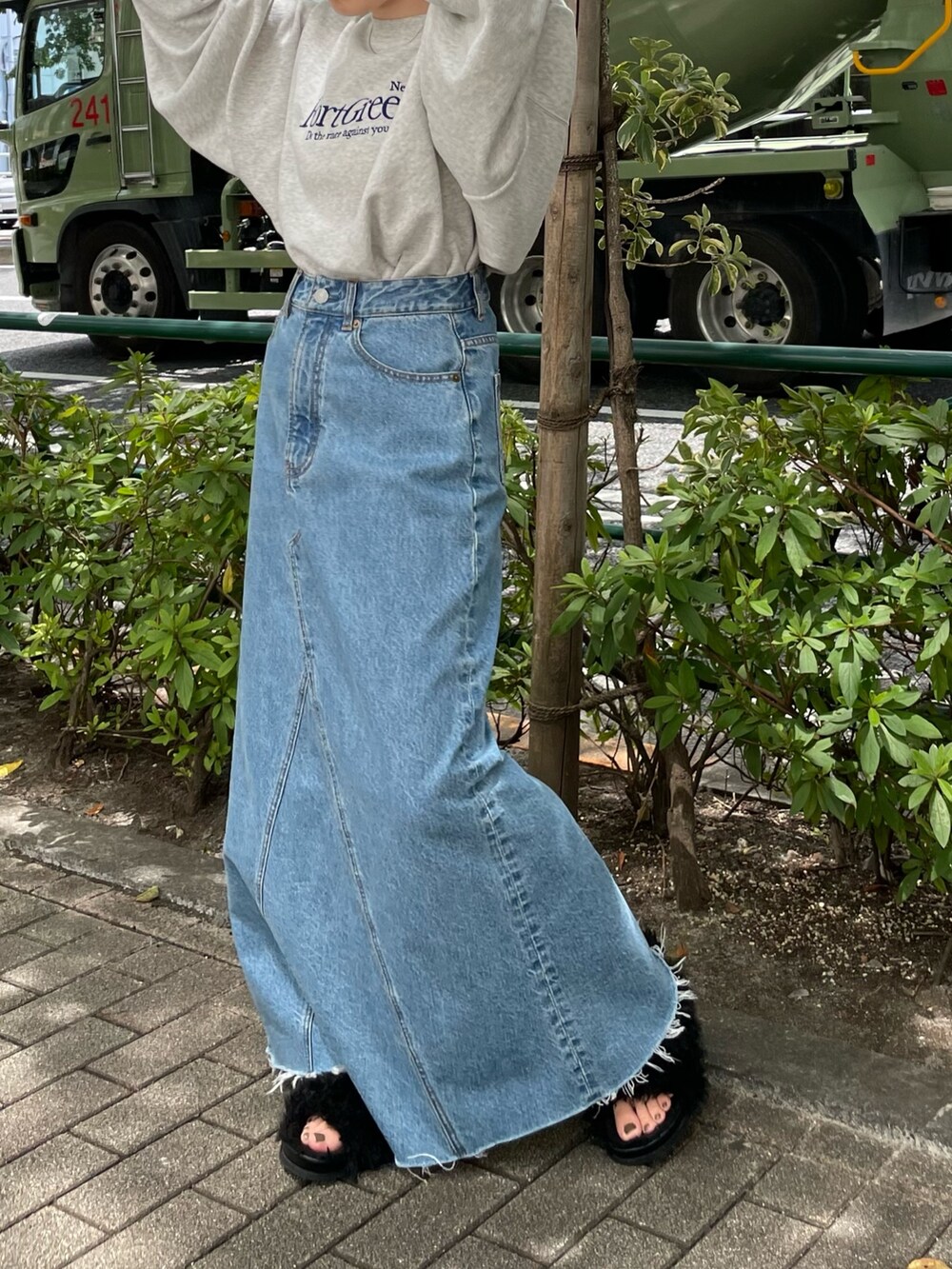 ブルー系のデニムスカート、グレー系のスウェット、ブラック系のサンダルを着用したレディースの夏コーディネートの4枚目の写真