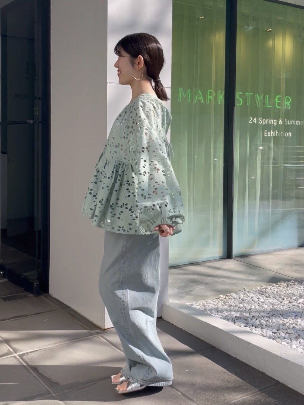 ブルー系のデニムパンツ、グリーン系のシャツ/ブラウスを着用したレディースの冬コーディネートの2枚目の写真