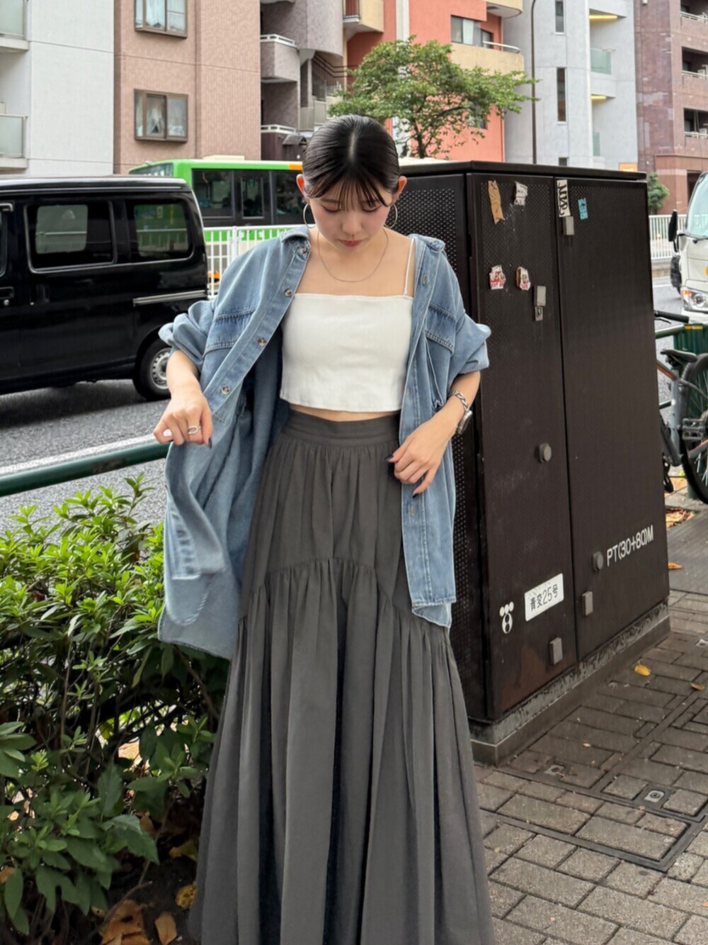 グレー系のスカート、ブルー系のシャツ/ブラウスを着用したレディースの秋コーディネートの4枚目の写真