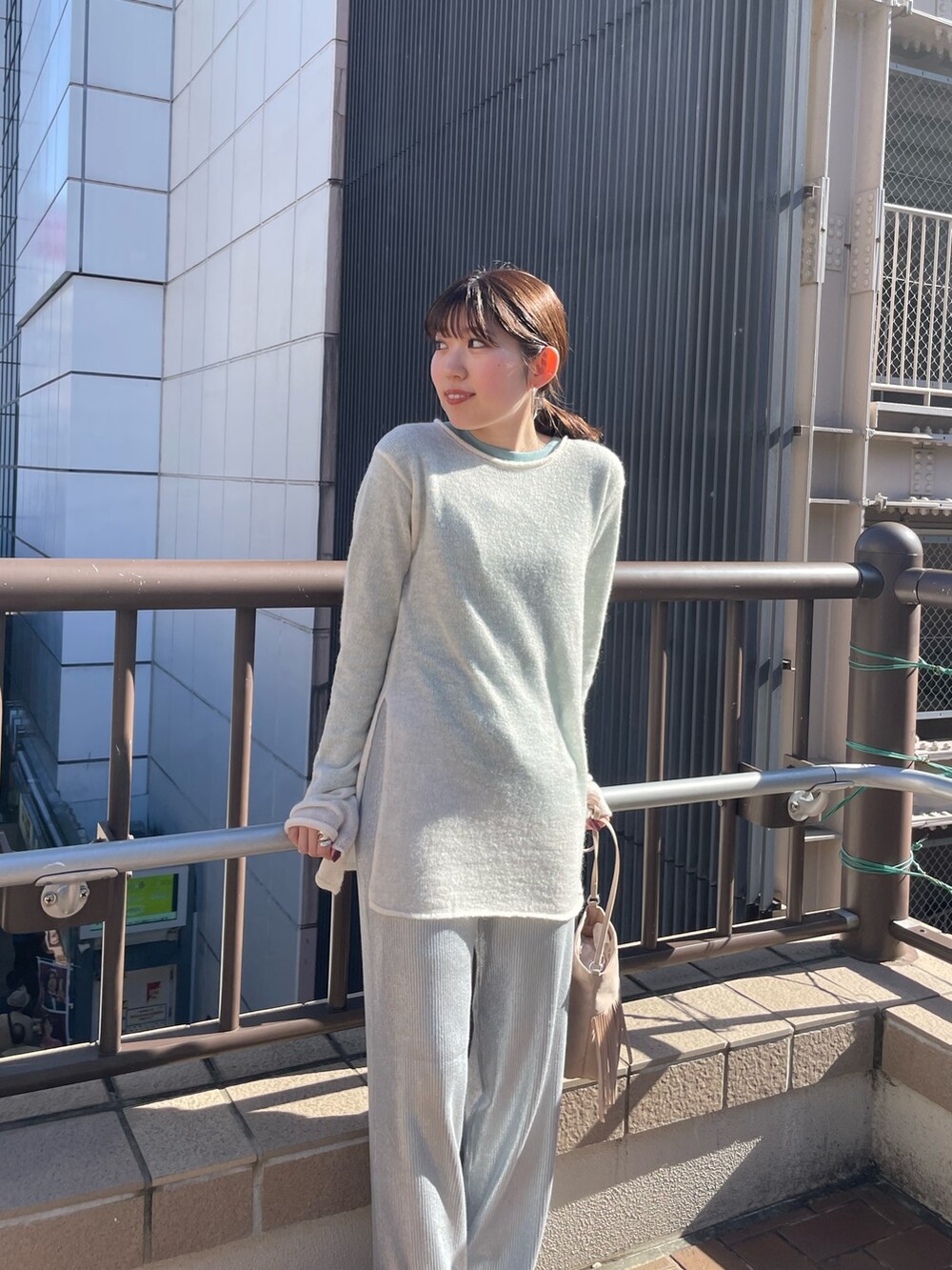 ベージュ系のブーツ、ブルー系のTシャツ/カットソー、ホワイト系のニット/セーターを着用したレディースの秋コーディネートの3枚目の写真