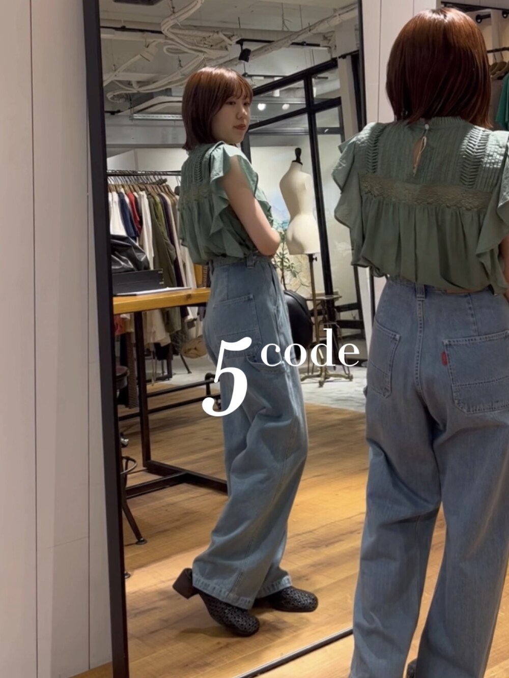 ブルー系のデニムパンツ、ブラック系のサンダル、ブラック系のハンドバッグを着用したレディースの夏コーディネートの2枚目の写真