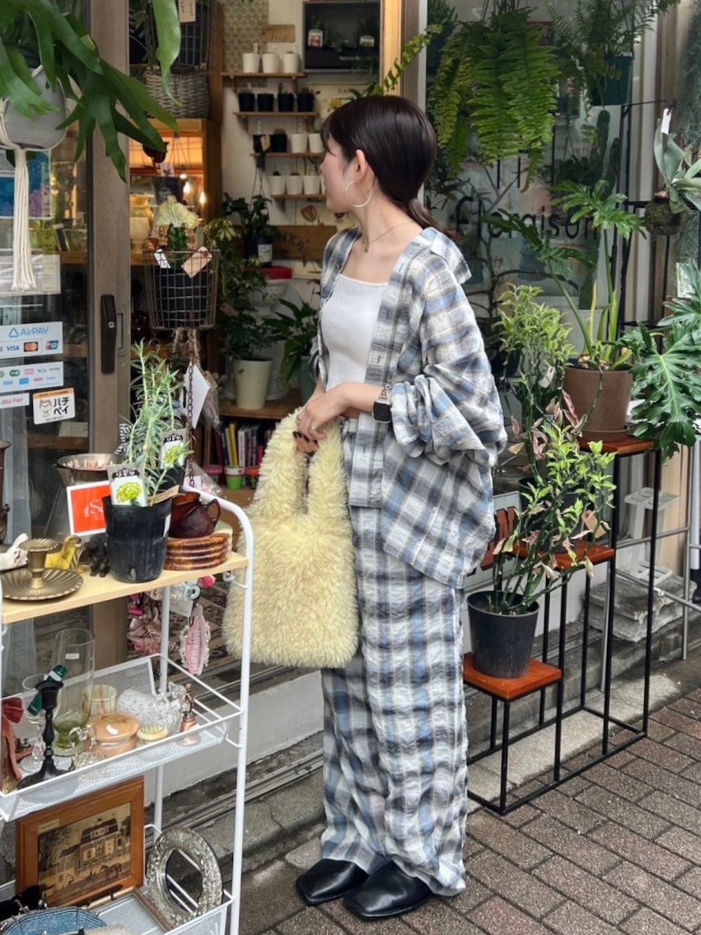 ブルー系のシャツ/ブラウス、ブルー系のその他パンツ、ブラック系のローファーを着用したレディースの夏コーディネートの2枚目の写真