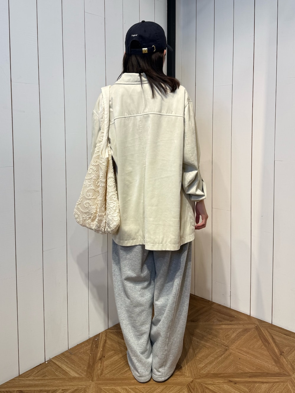 グレー系のスウェットパンツ、イエロー系のサンダル、ホワイト系のテーラードジャケットを着用したレディースの春コーディネートの4枚目の写真