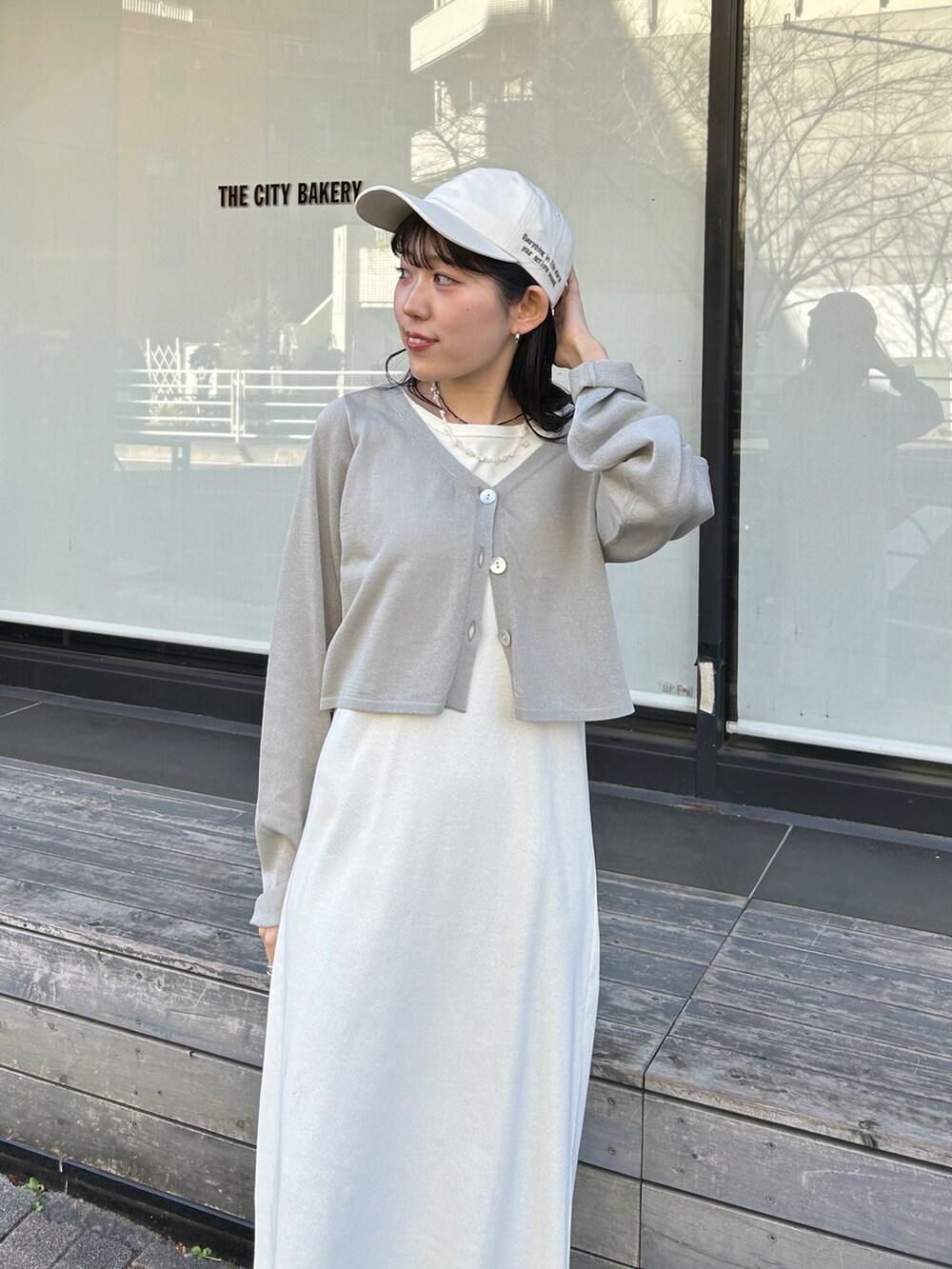 ホワイト系のワンピース、グレー系のカーディガン/ボレロ、ブルー系のネックレスを着用したレディースの夏コーディネートの8枚目の写真