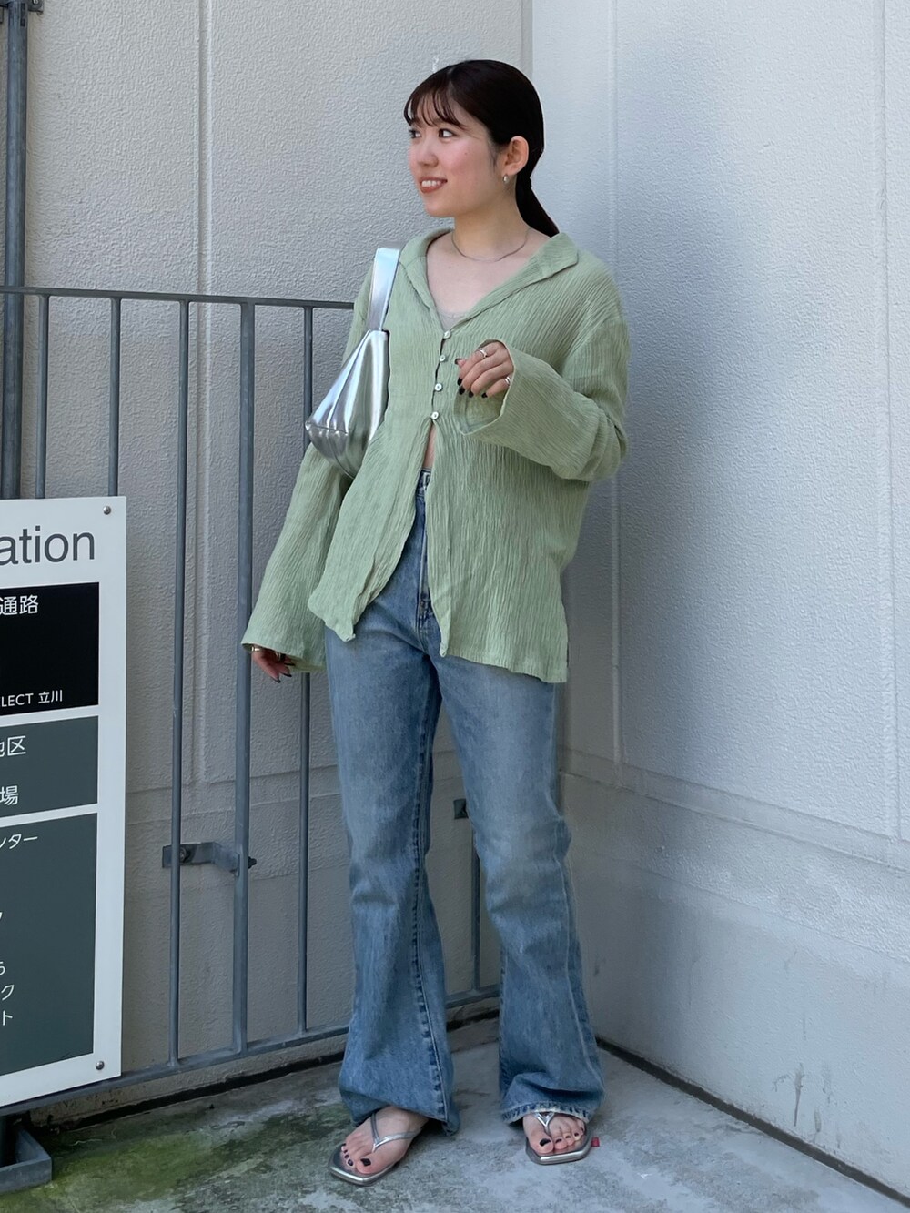 グリーン系のシャツ/ブラウス、グレー系のキャミソール、ホワイト系のエコバッグ/サブバッグを着用したレディースの夏コーディネートの5枚目の写真