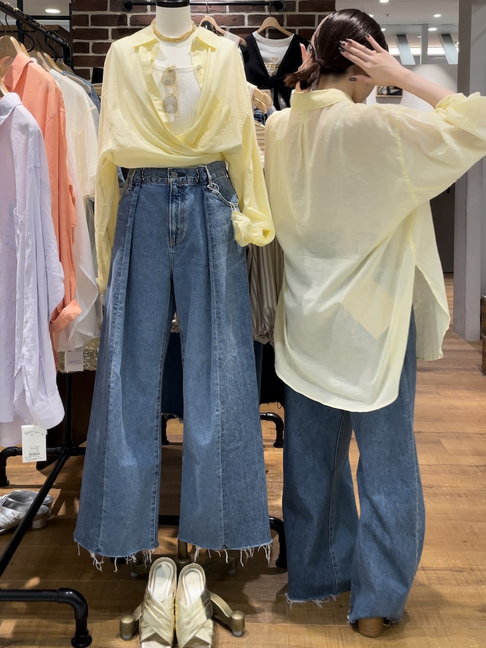 ブルー系のデニムパンツ、グレー系のキャミソール、ホワイト系のサンダルを着用したレディースの春コーディネートの4枚目の写真