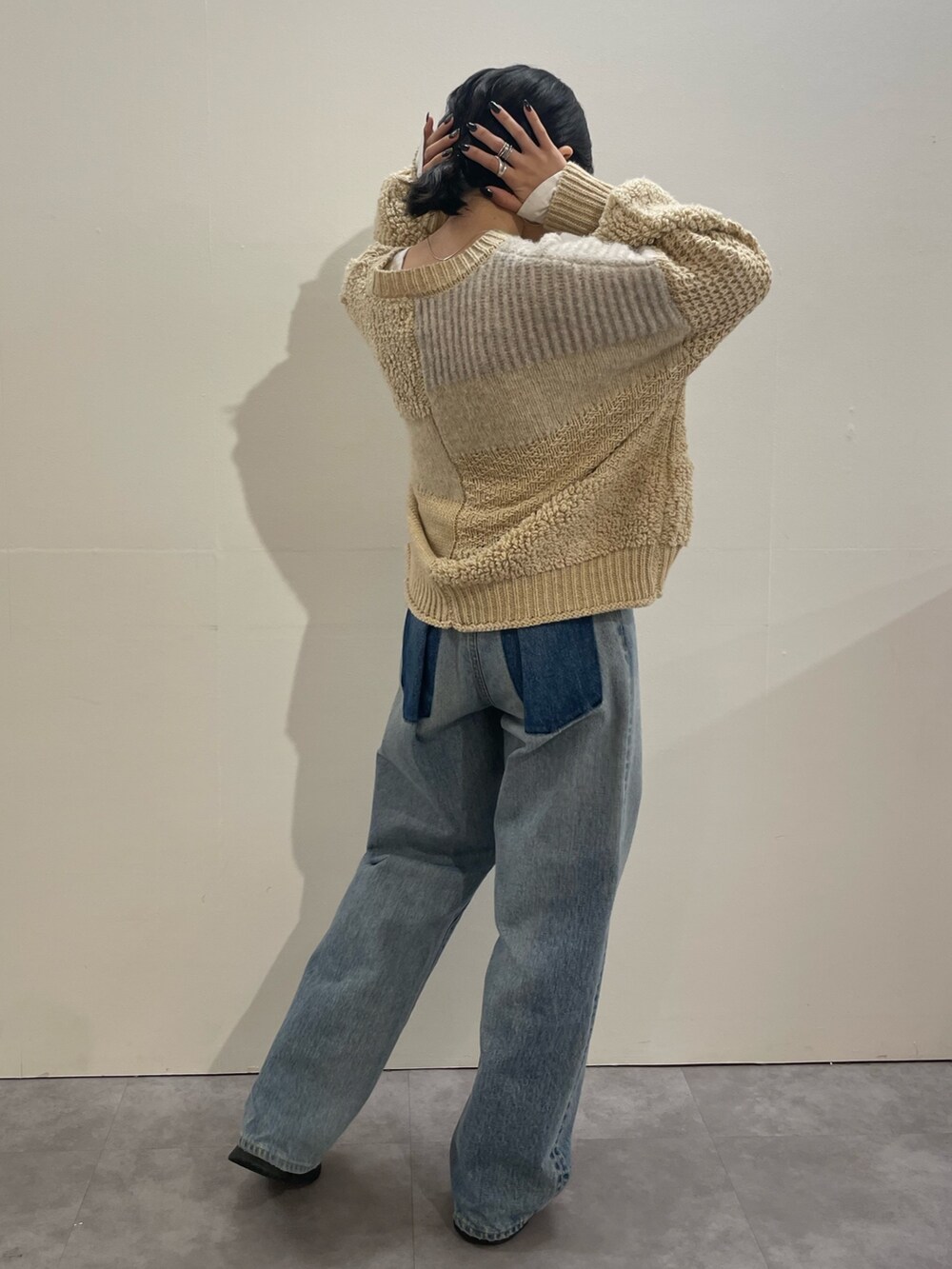 ホワイト系のTシャツ/カットソー、ブルー系のデニムパンツ、ブラック系のブーツを着用したレディースの冬コーディネートの2枚目の写真