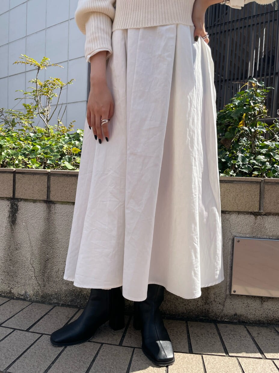 ブラック系のブーツ、ホワイト系のワンピースを着用したレディースの秋コーディネートの8枚目の写真