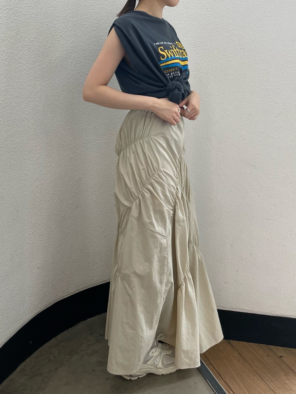 ホワイト系のスカート、グレー系のTシャツ/カットソーを着用したレディースの夏コーディネートの3枚目の写真