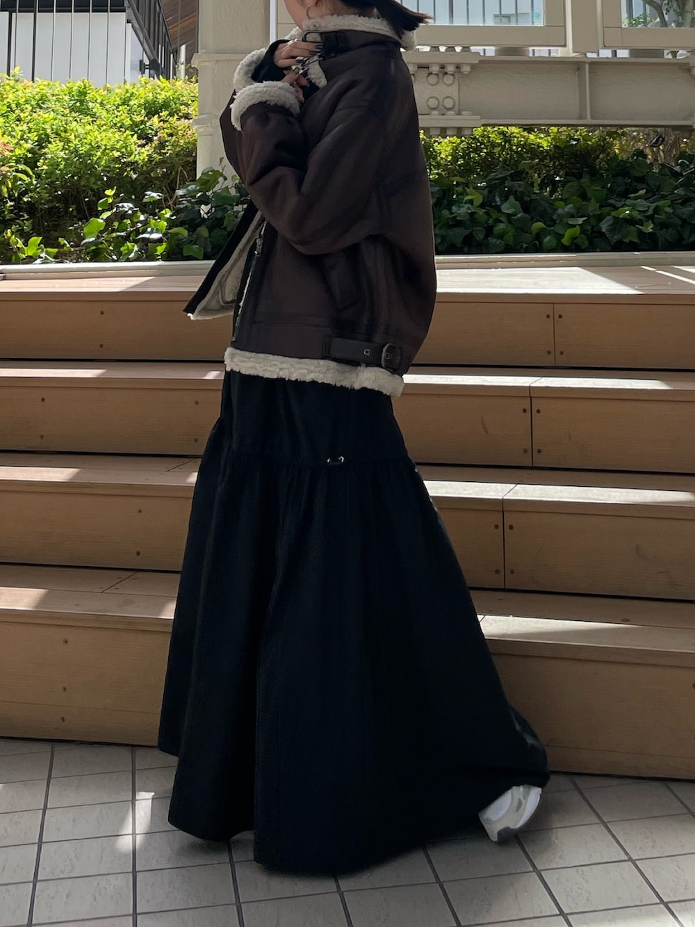 ブラック系のワンピース、ブラウン系のムートンコートを着用したレディースの秋コーディネートの8枚目の写真