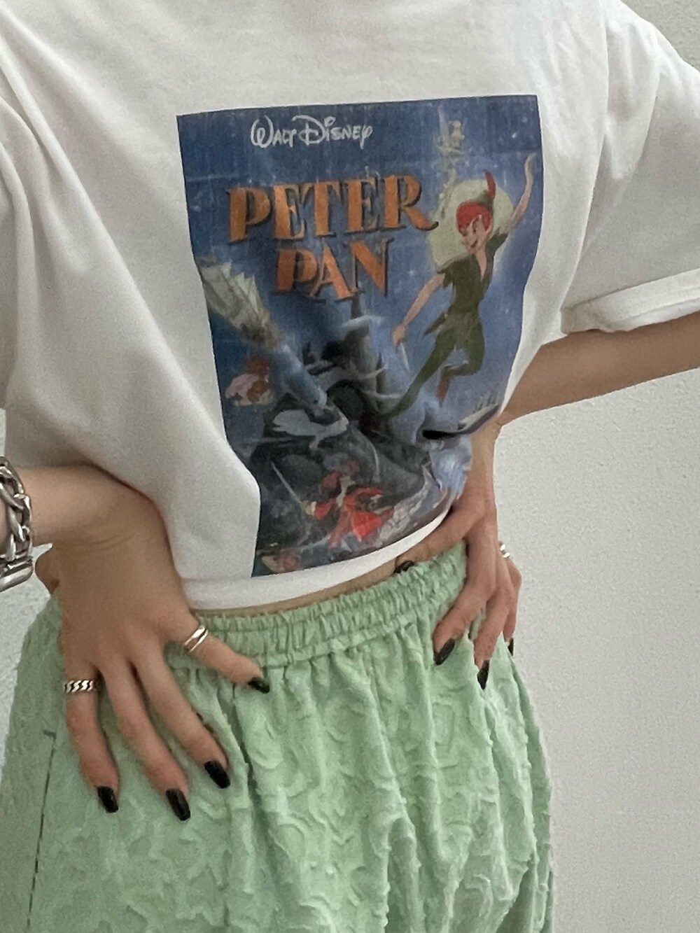ホワイト系のTシャツ/カットソー、ホワイト系のサンダル、グリーン系のその他パンツを着用したレディースの夏コーディネートの9枚目の写真