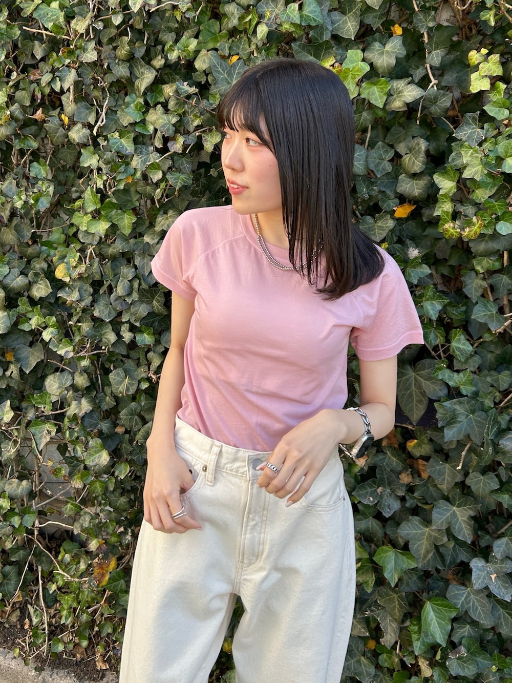 ピンク系のTシャツ/カットソー、ホワイト系のデニムパンツ、ホワイト系のサンダルを着用したレディースの春コーディネートの4枚目の写真