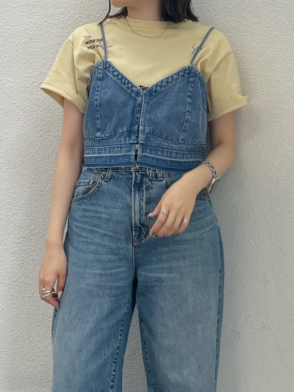 ホワイト系のサンダル、ブルー系のキャミソール、イエロー系のTシャツ/カットソーを着用したレディースの春コーディネートの8枚目の写真