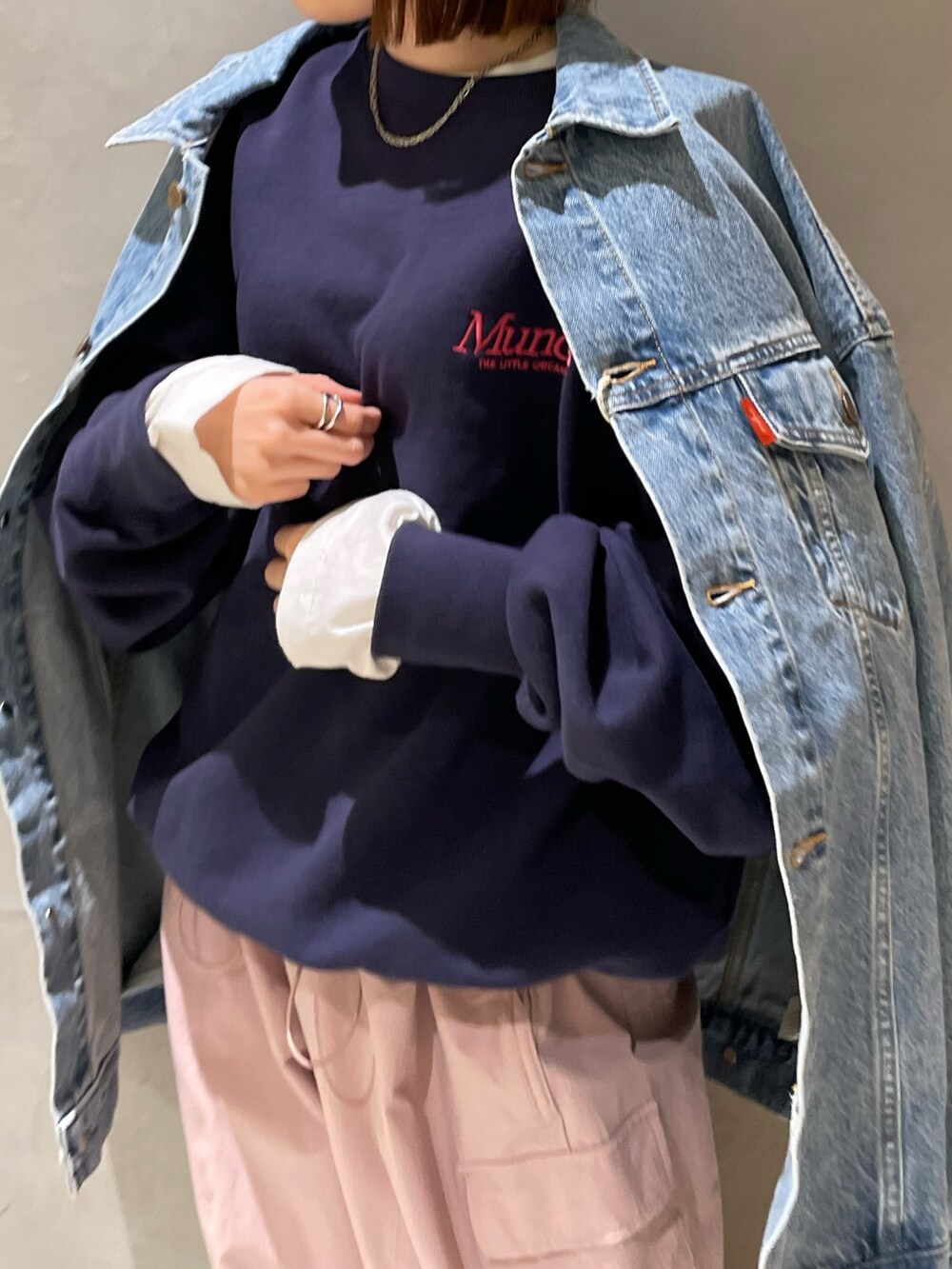 ホワイト系のTシャツ/カットソー、ブルー系のスウェット、ピンク系のカーゴパンツを着用したレディースの冬コーディネートの4枚目の写真