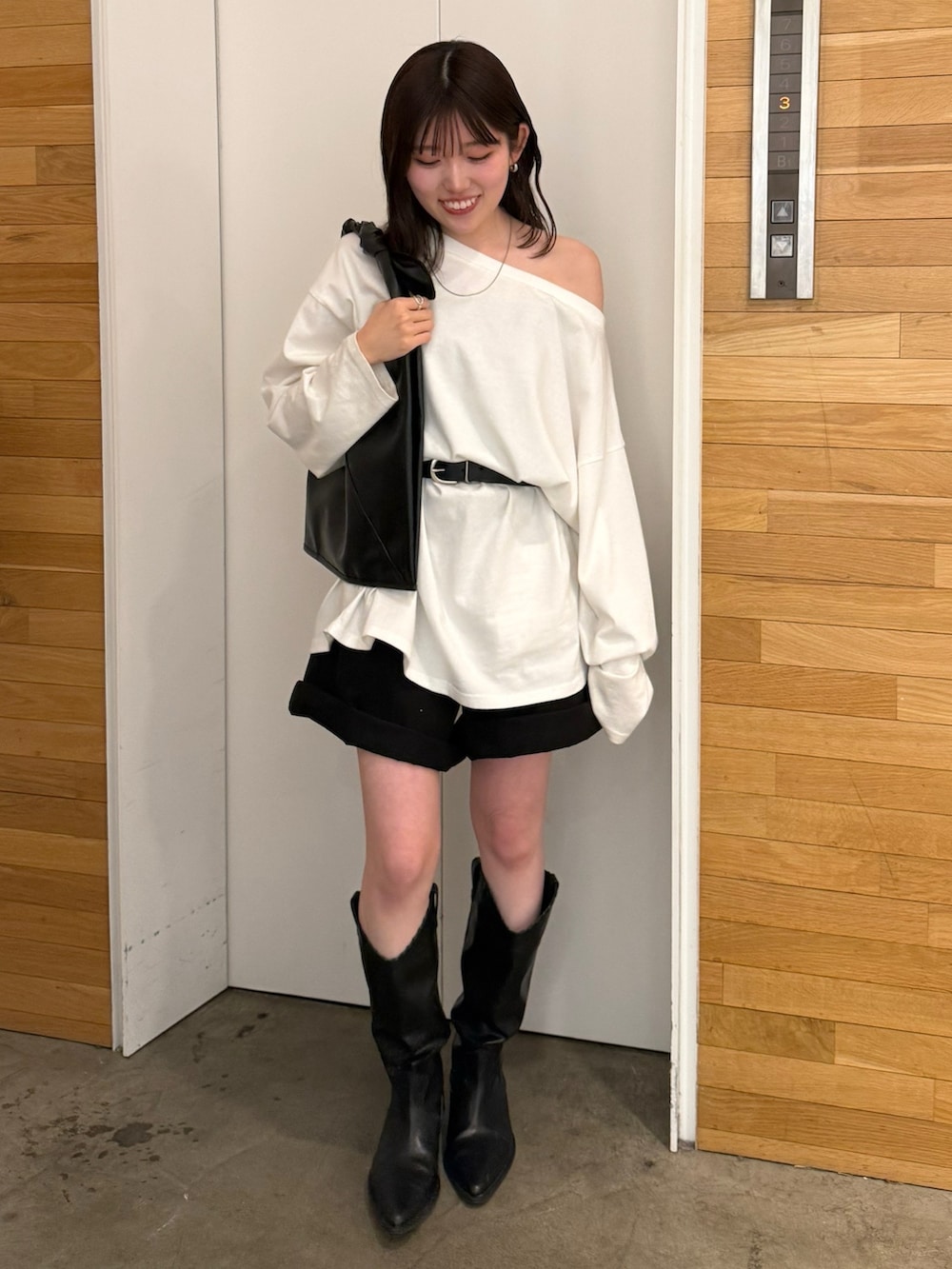 ホワイト系のTシャツ/カットソー、ブラック系のその他パンツ、ブラック系のハンドバッグを着用したレディースの春コーディネートの2枚目の写真