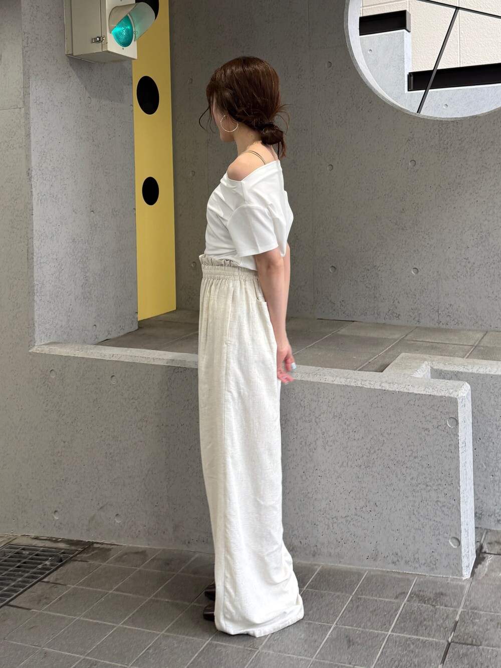 ホワイト系のその他パンツ、ホワイト系のTシャツ/カットソー、ブラウン系のハンドバッグを着用したレディースの夏コーディネートの6枚目の写真