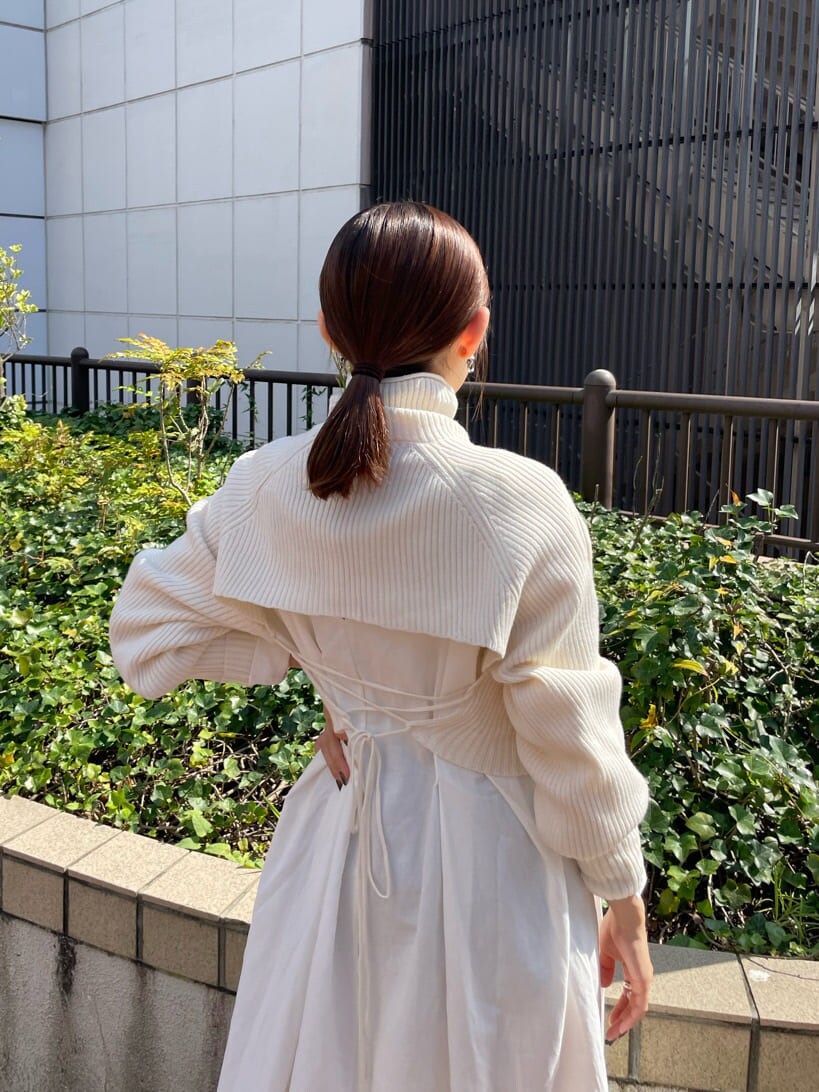 ブラック系のブーツ、ホワイト系のワンピースを着用したレディースの秋コーディネートの6枚目の写真