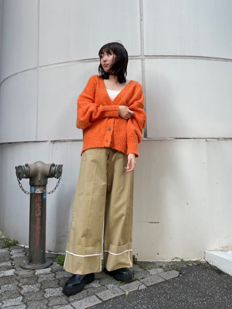 ベージュ系のチノパンツ、オレンジ系のカーディガン/ボレロを着用したレディースの夏コーディネートの4枚目の写真