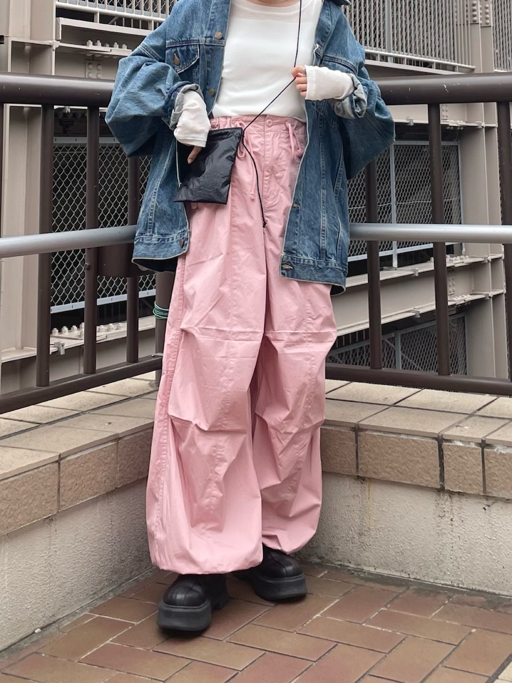 ブラック系のブーツ、ブルー系のデニムジャケット、ホワイト系のTシャツ/カットソーを着用したレディースの冬コーディネートの6枚目の写真