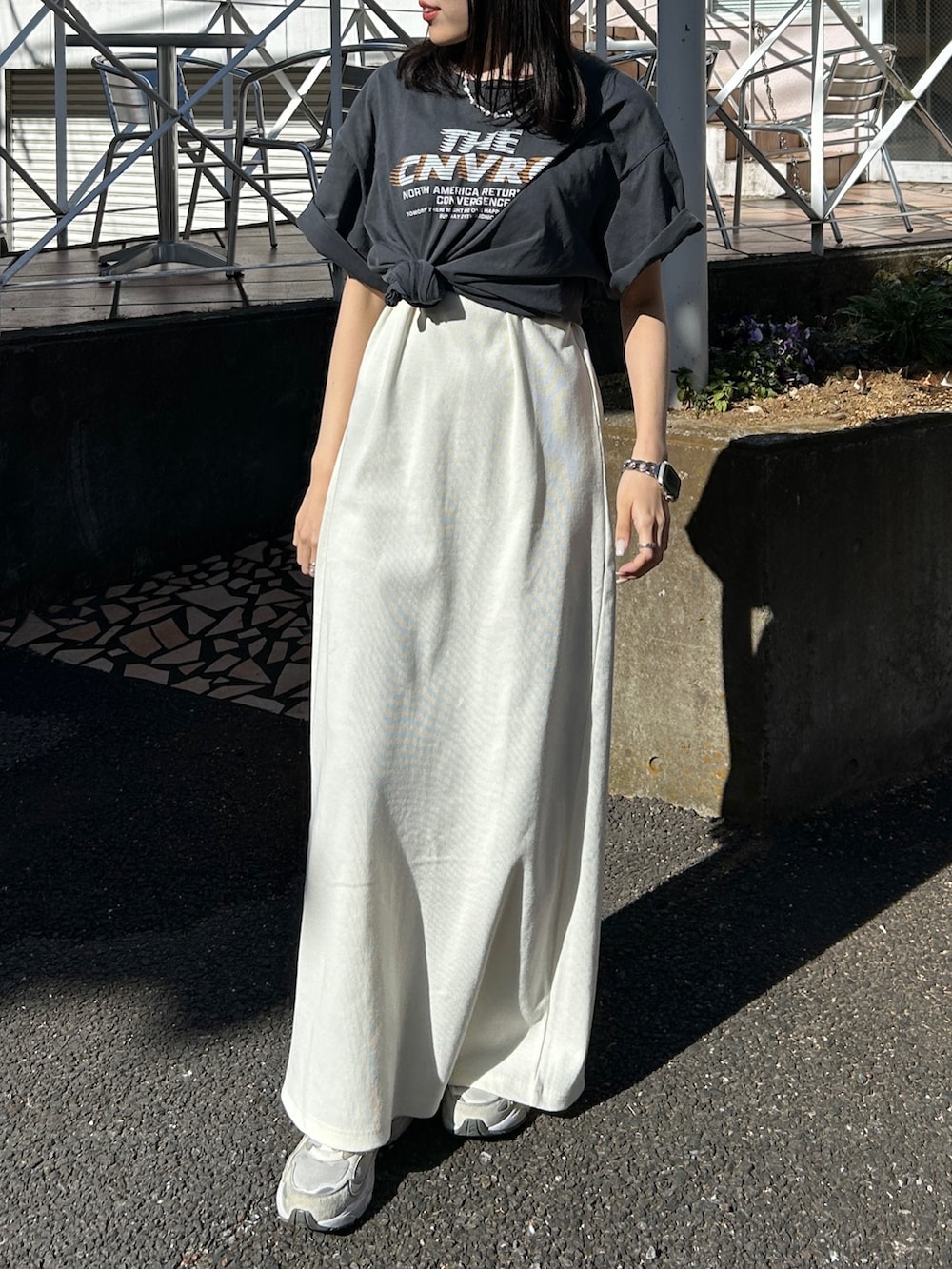 「Tシャツ、Tシャツコーデ、Tシャツワンピ、ワンピ、ワンピース、ワンピーススタイル、白、白ワンピース、アメスリワンピ」｜「Ungridのオーガビッツテレコフィットワンピース（ワンピース、ホワイト系）」を使った、多田詩音さん（レディース・152cm）の夏コーディネートの2枚目の写真