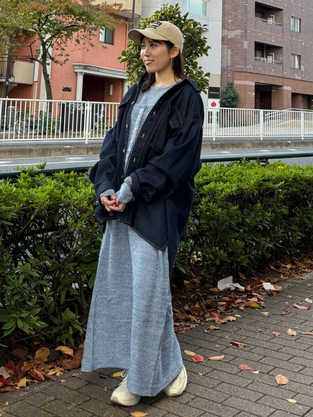 ブルー系のシャツ/ブラウス、ブルー系のワンピース、ベージュ系のキャップを着用したレディースの秋コーディネートの3枚目の写真