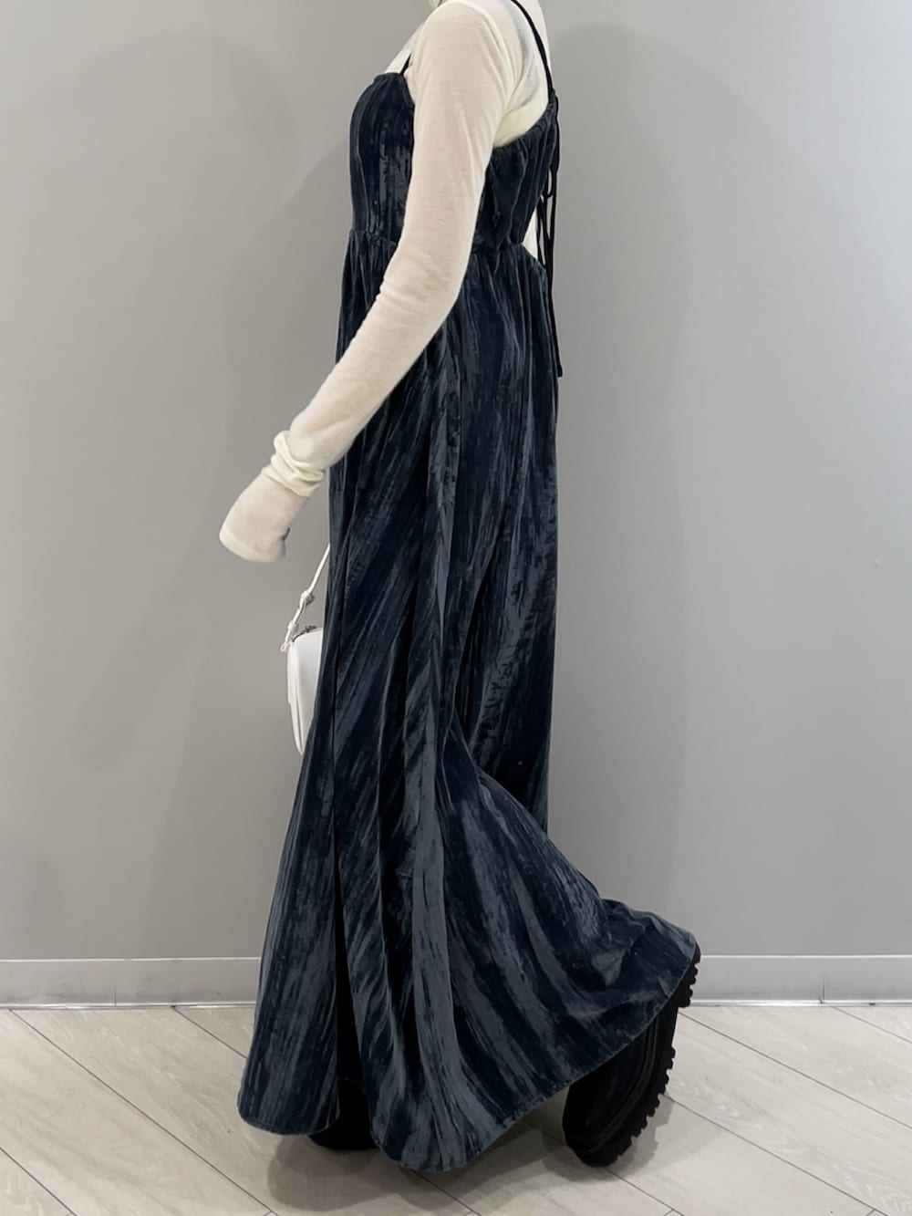 ホワイト系のハンドバッグ、ホワイト系のTシャツ/カットソー、ブルー系のワンピースを着用したレディースの冬コーディネートの7枚目の写真