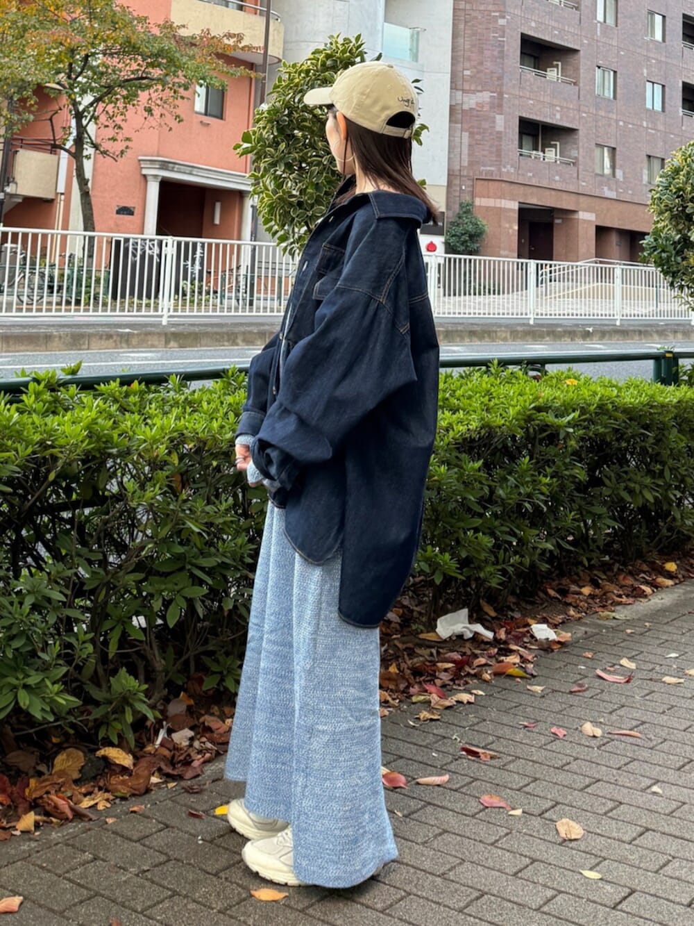 ブルー系のシャツ/ブラウス、ブルー系のワンピース、ベージュ系のキャップを着用したレディースの秋コーディネートの5枚目の写真