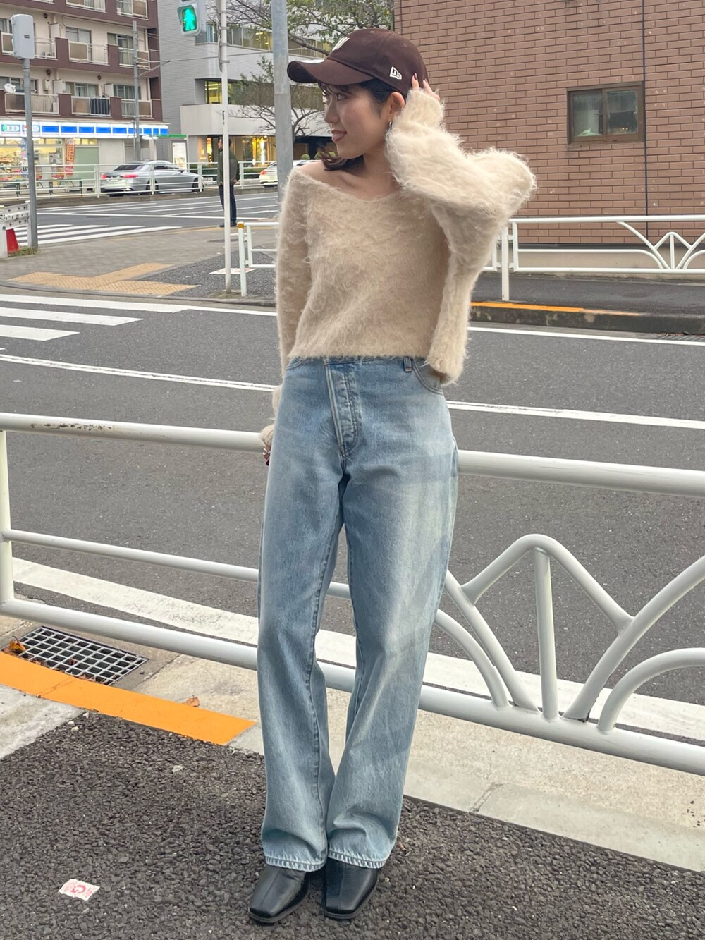 ブラック系のブーツ、ブルー系のデニムパンツ、ホワイト系のニット/セーターを着用したレディースの秋コーディネートの6枚目の写真