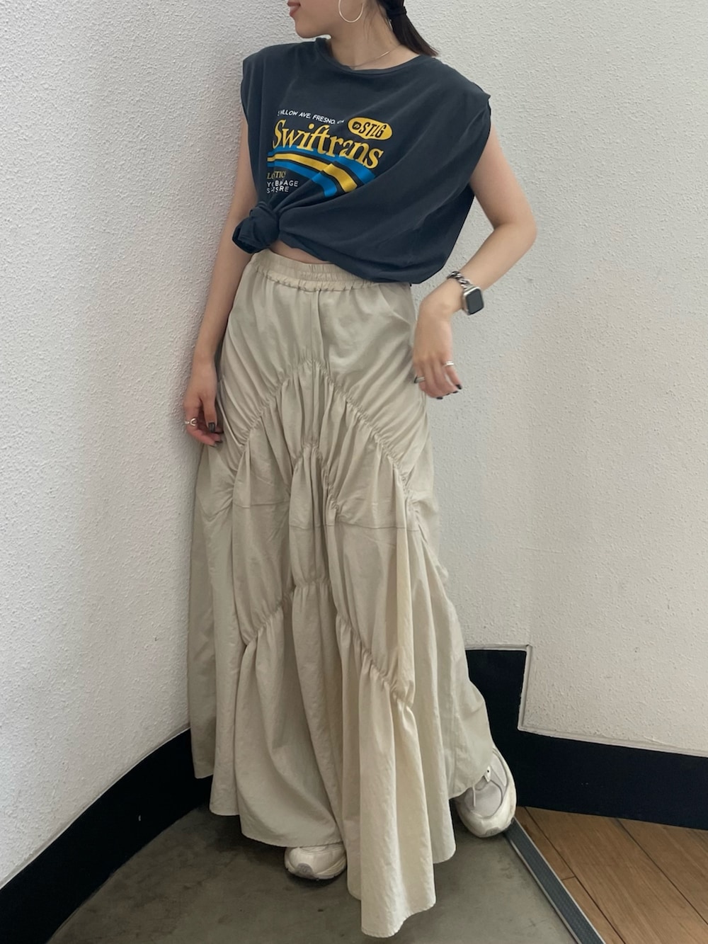 ホワイト系のスカート、グレー系のTシャツ/カットソーを着用したレディースの夏コーディネートの2枚目の写真