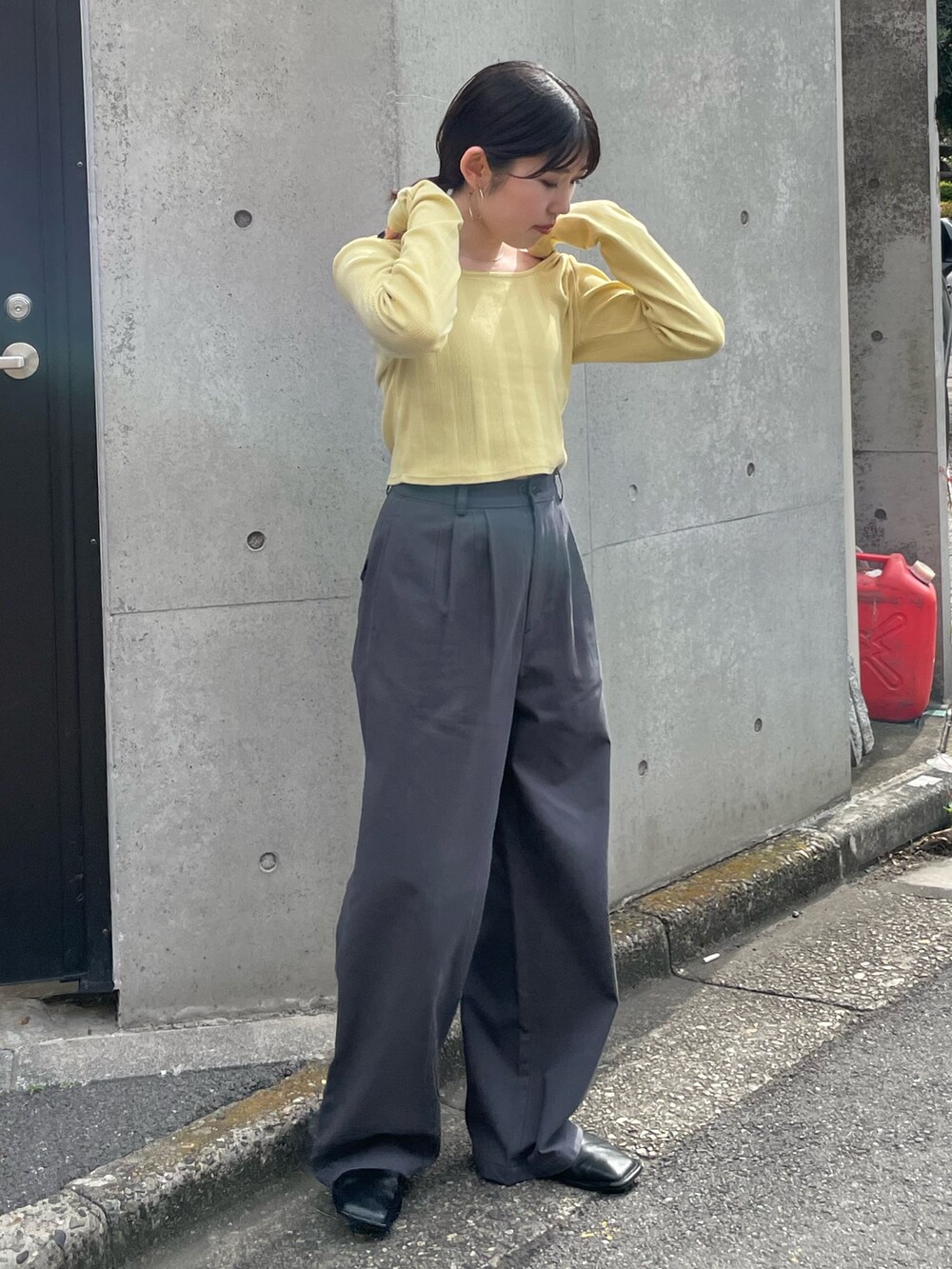 ブラック系のキャミソール、ブラック系のローファー、グリーン系のTシャツ/カットソーを着用したレディースの夏コーディネートの3枚目の写真