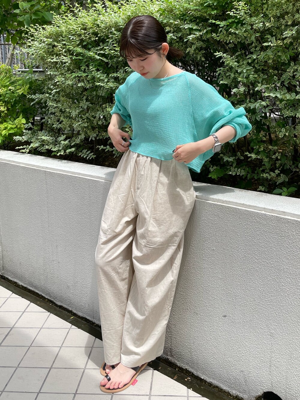 グレー系のキャミソール、ホワイト系のその他パンツ、ブラック系のサンダルを着用したレディースの夏コーディネートの2枚目の写真