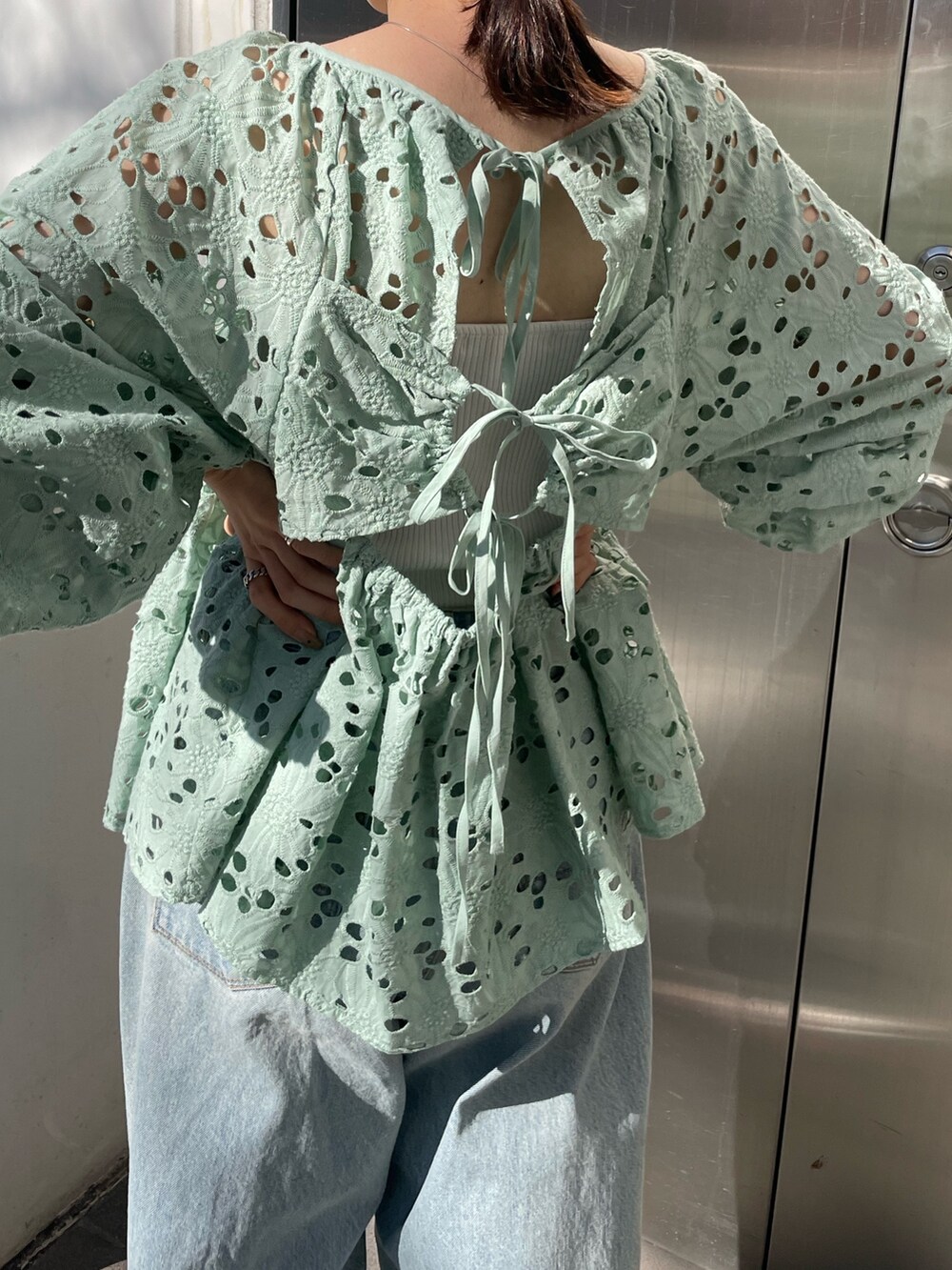 ブルー系のデニムパンツ、グリーン系のシャツ/ブラウスを着用したレディースの冬コーディネートの7枚目の写真