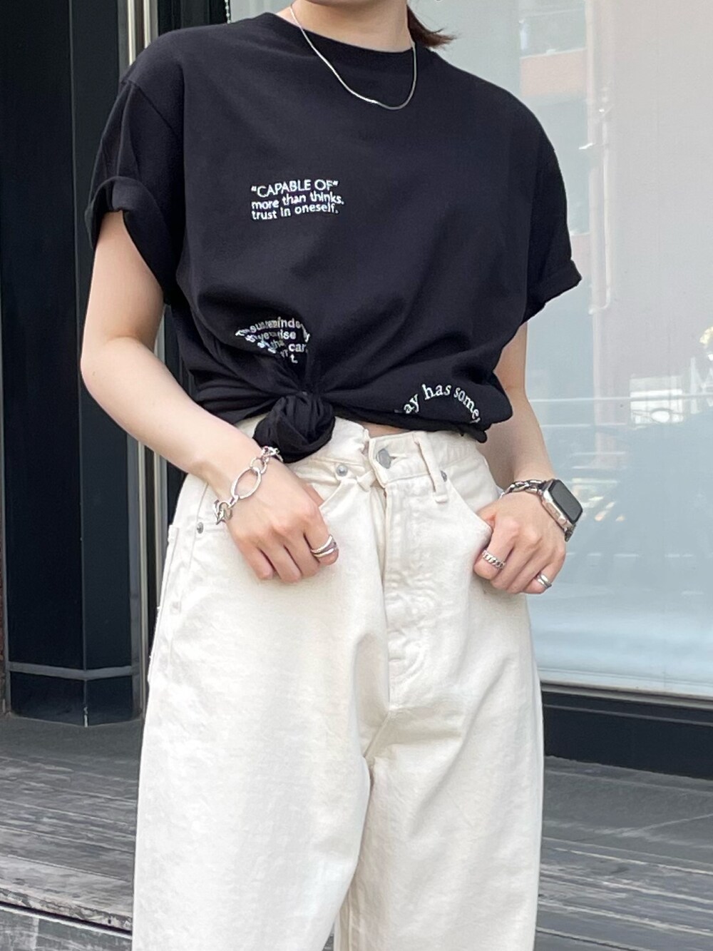 シルバー系のサンダル、ホワイト系のデニムパンツ、ブラック系のTシャツ/カットソーを着用したレディースの夏コーディネートの8枚目の写真