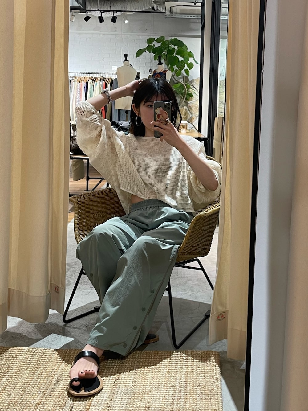 グレー系のキャミソール、ブラック系のサンダル、グリーン系のその他パンツを着用したレディースの春コーディネートの2枚目の写真