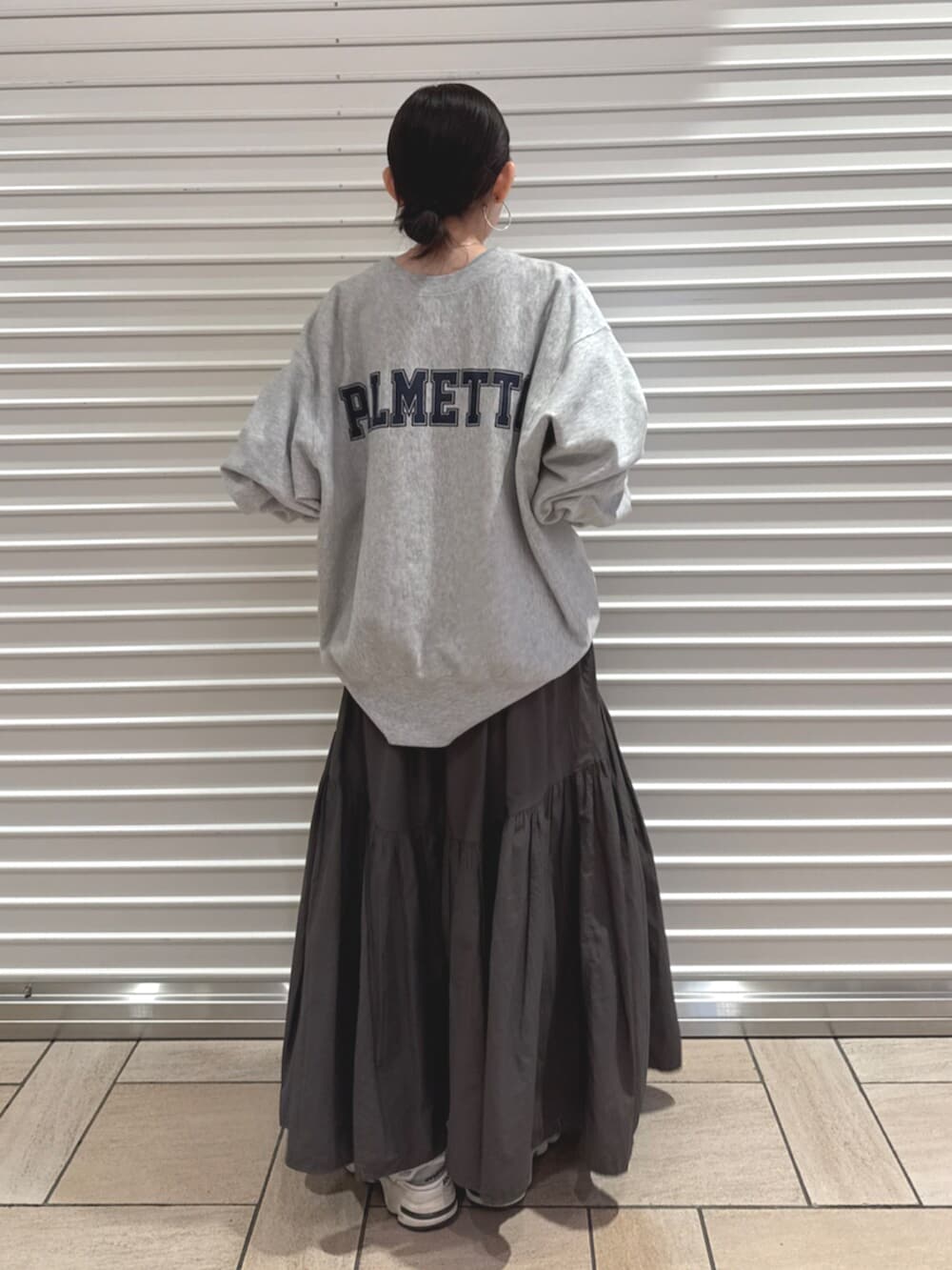 グレー系のスカート、グレー系のスウェットを着用したレディースの秋コーディネートの6枚目の写真