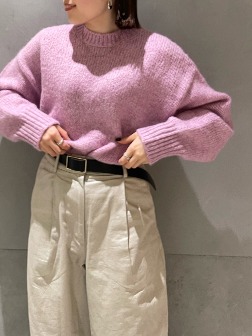 ホワイト系のその他パンツ、ピンク系のニット/セーターを着用したレディースの冬コーディネートの3枚目の写真