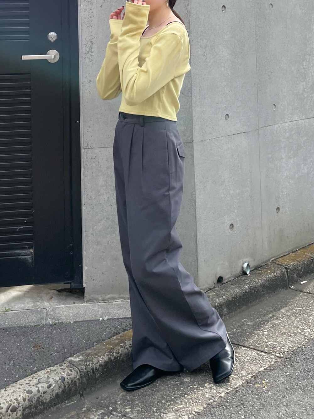 ブラック系のキャミソール、ブラック系のローファー、グリーン系のTシャツ/カットソーを着用したレディースの夏コーディネートの6枚目の写真