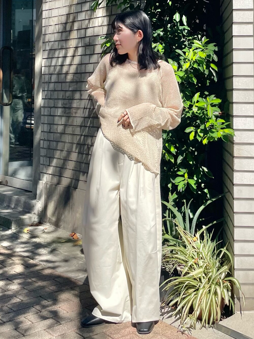 ブラック系のブーツ、ホワイト系のチノパンツ、ホワイト系のTシャツ/カットソーを着用したレディースの冬コーディネートの4枚目の写真