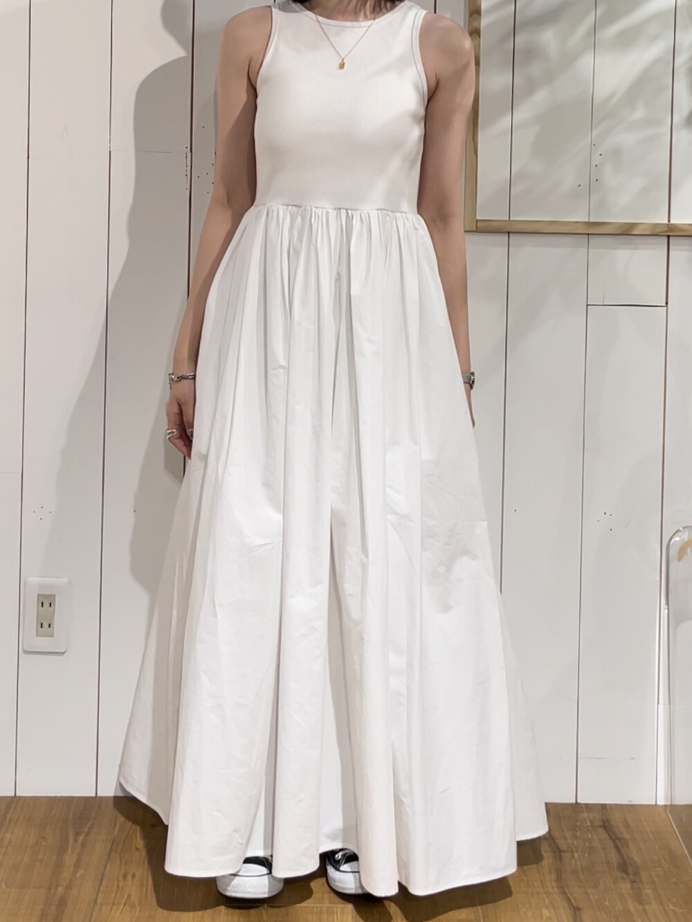 ホワイト系のワンピース、ゴールド系のネックレスを着用したレディースの夏コーディネートの7枚目の写真