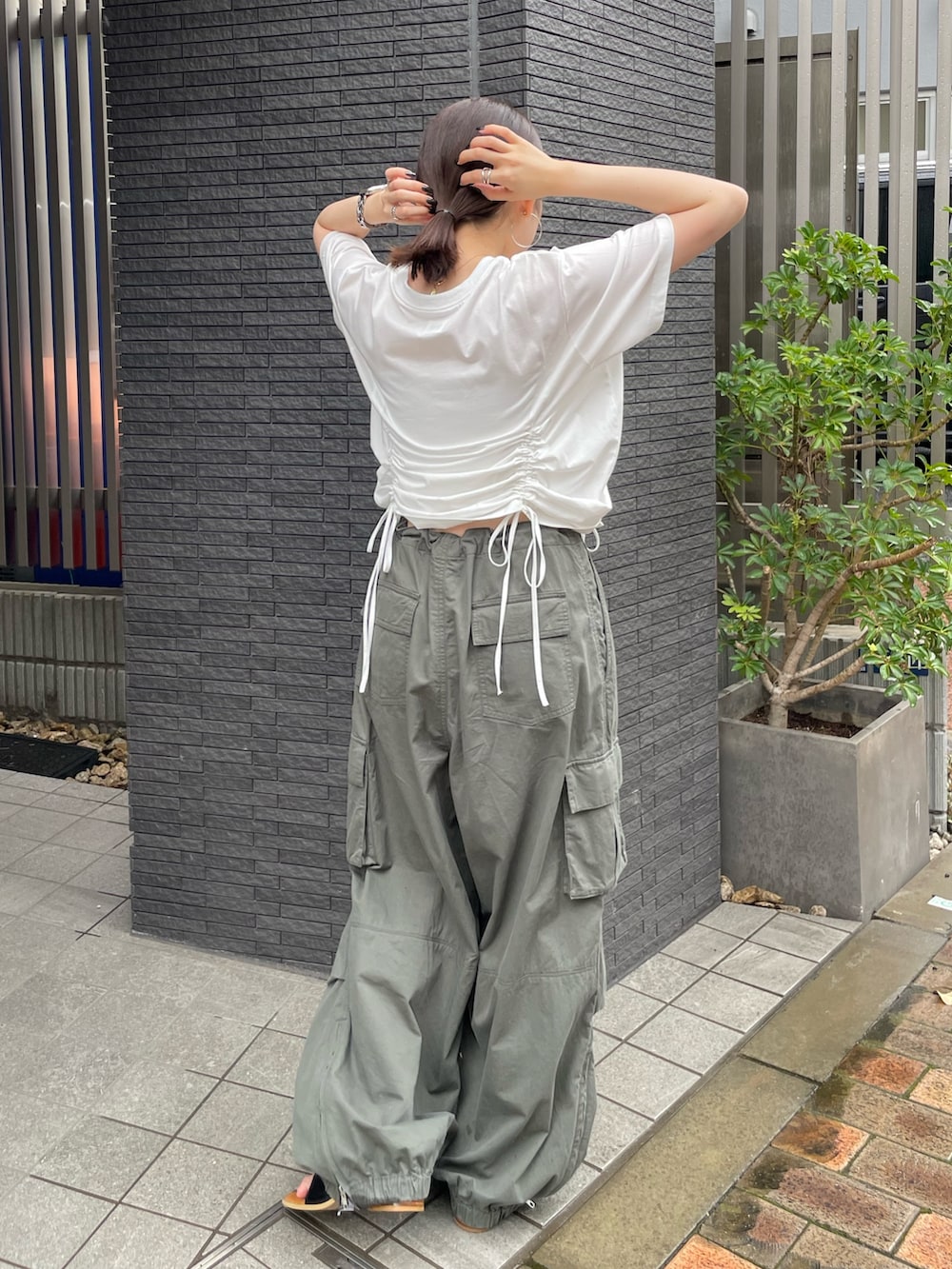 ホワイト系のTシャツ/カットソー、ブラック系のサンダル、グリーン系のカーゴパンツを着用したレディースの夏コーディネートの5枚目の写真