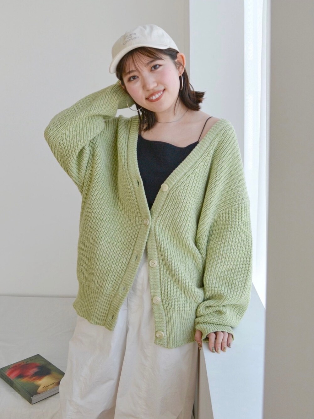 ブラック系のキャミソール、ホワイト系のその他パンツ、ブラック系のブーツを着用したレディースの冬コーディネートの2枚目の写真