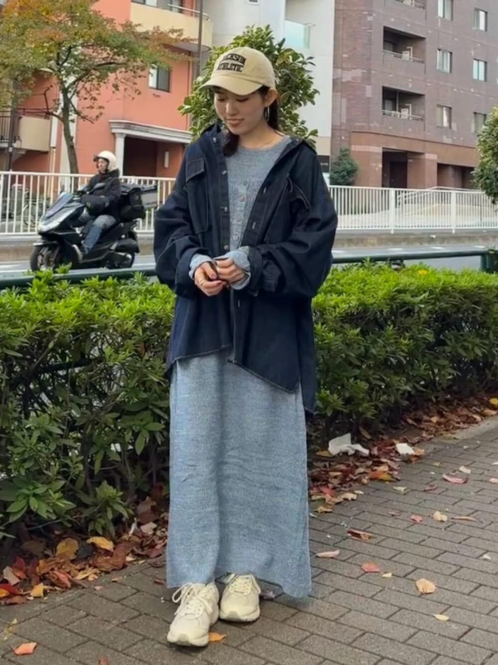 ブルー系のシャツ/ブラウス、ブルー系のワンピース、ベージュ系のキャップを着用したレディースの秋コーディネートの2枚目の写真