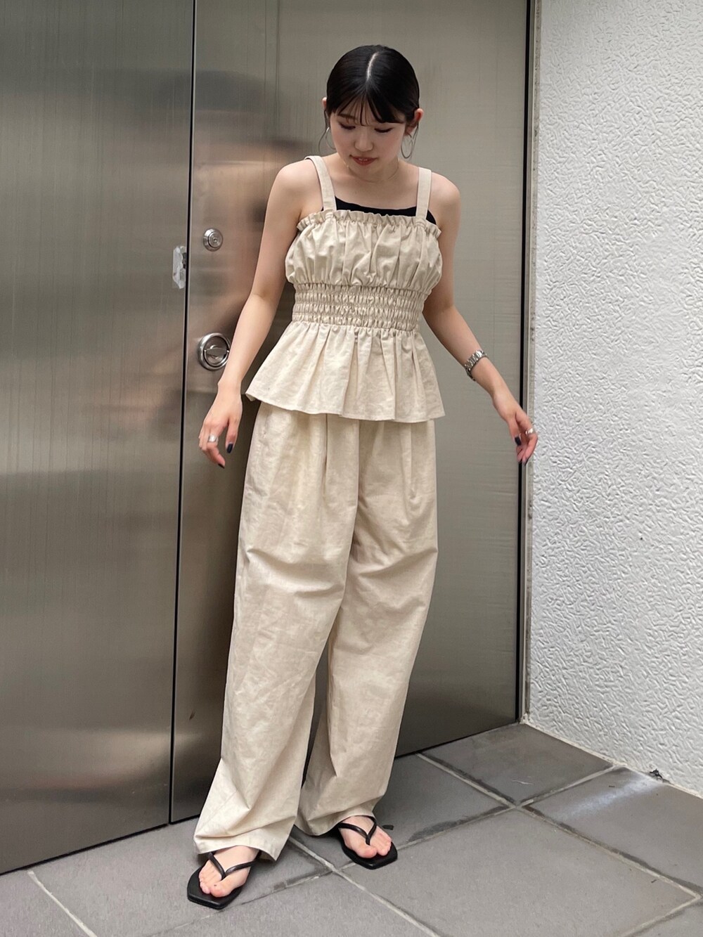ホワイト系のキャミソール、ホワイト系のその他パンツ、ブラック系のキャミソールを着用したレディースの夏コーディネートの4枚目の写真