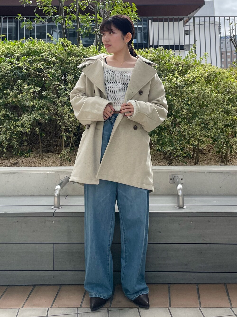 ブラック系のキャミソール、ブルー系のデニムパンツ、ブラック系のブーツを着用したレディースの秋コーディネートの3枚目の写真