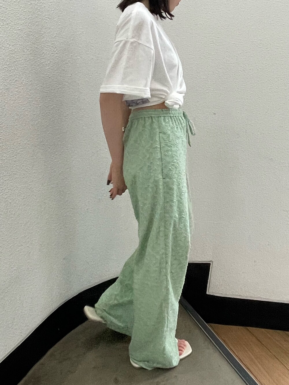 ホワイト系のTシャツ/カットソー、ホワイト系のサンダル、グリーン系のその他パンツを着用したレディースの夏コーディネートの4枚目の写真