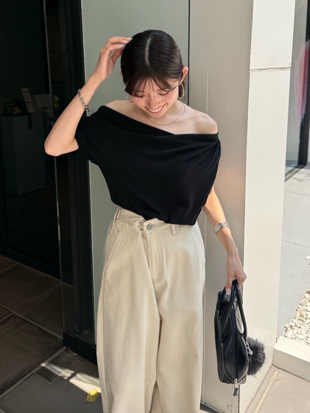 ブラック系のTシャツ/カットソー、ブラック系のサンダル、ブラック系のハンドバッグを着用したレディースの夏コーディネートの8枚目の写真