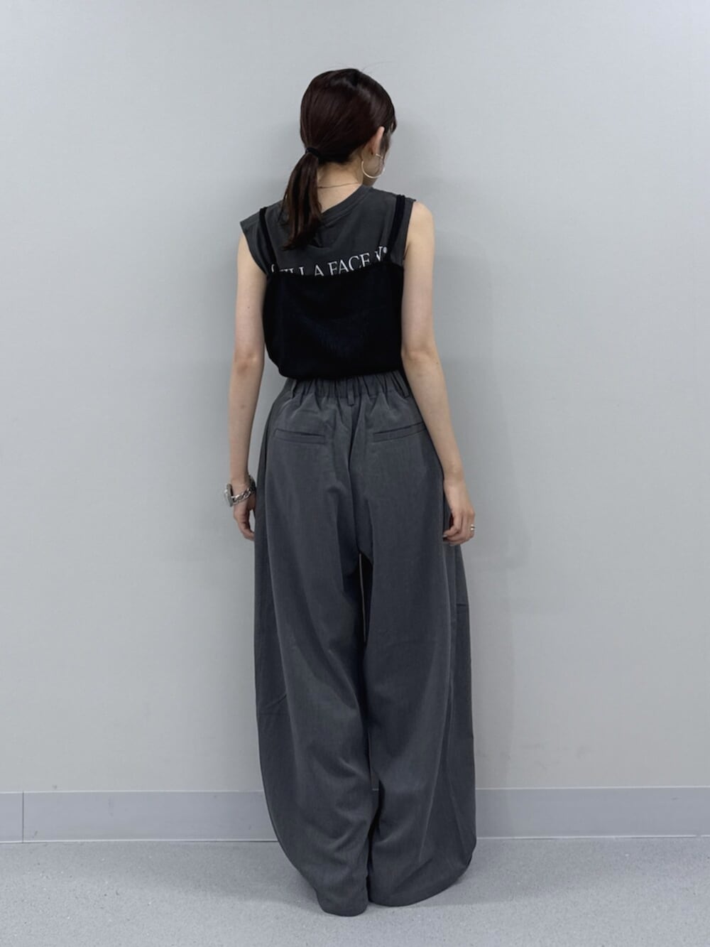 ブラック系のキャミソール、ブルー系のその他パンツ、グレー系のタンクトップを着用したレディースの夏コーディネートの5枚目の写真